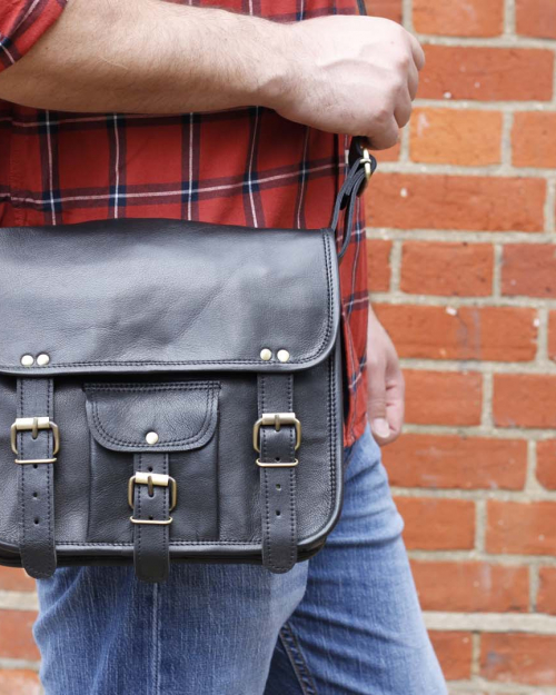 Medium black leather bag with pocket