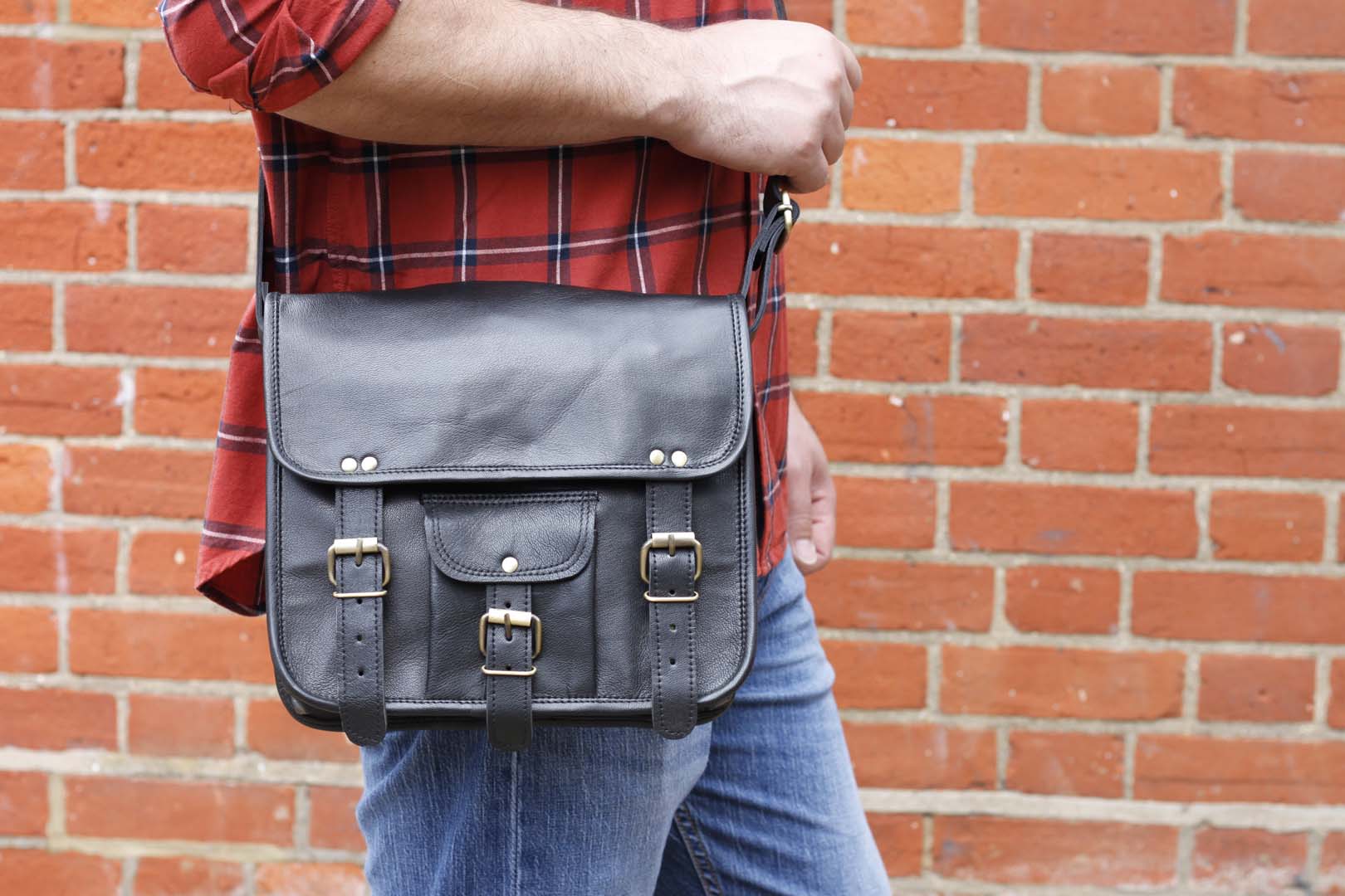 Medium black leather bag with pocket