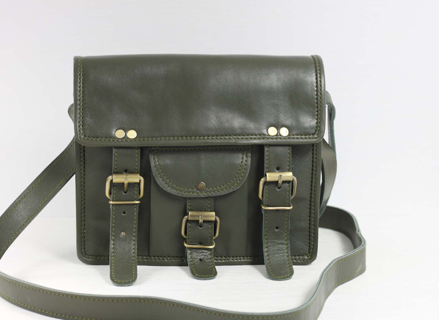 Personalised green leather bag with pocket and handle - Image 6